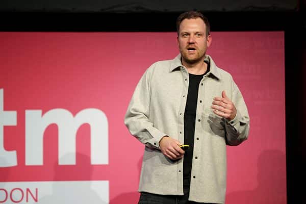 Wiebe Wakker speaking on stage.