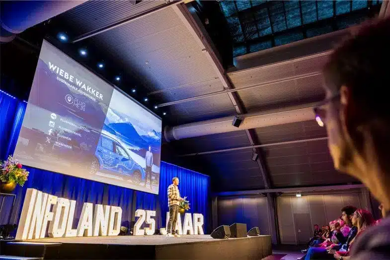 Inspirerende lezing over samenwerking Wiebe Wakker als spreker over samenwerking op het podium.