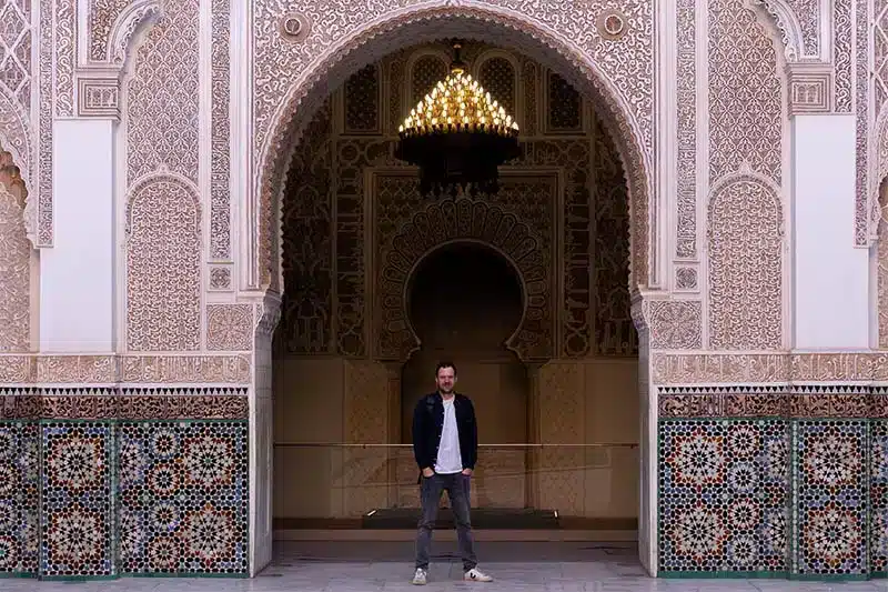 Wiebe-Wakker-bij-Ben-Youssef-Moskee-Marrakech Wiebe Wakker voor een poort van de Ben Youssef Moskee