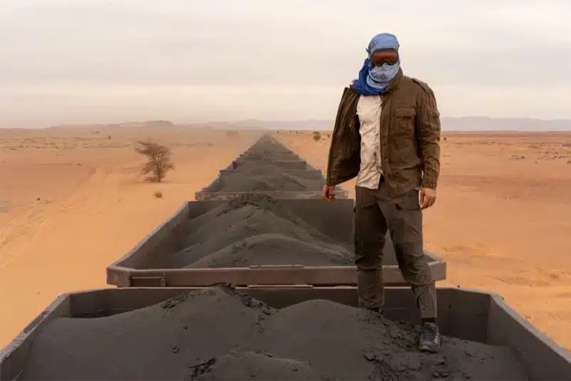 Wiebe Wakker liftend op deMauritaanse IJzerertstrein.jpg Wiebe Wakker bovenop een goederenwagon van de Mauritaanse IJzerertstrein