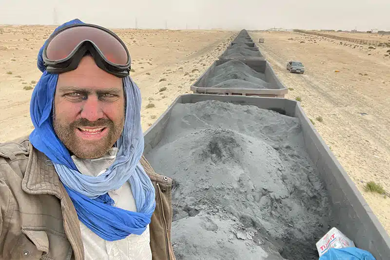 Wiebe Wakker onder het stof op de Mauritaanse IJzerertstrein Wiebe Wakker op deM auritaanse IJzerertstrein